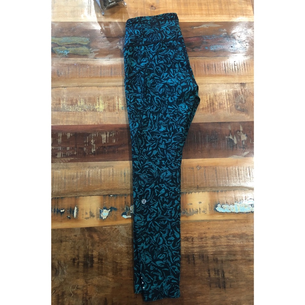 PRINTED LULULEMON LEGGINGS